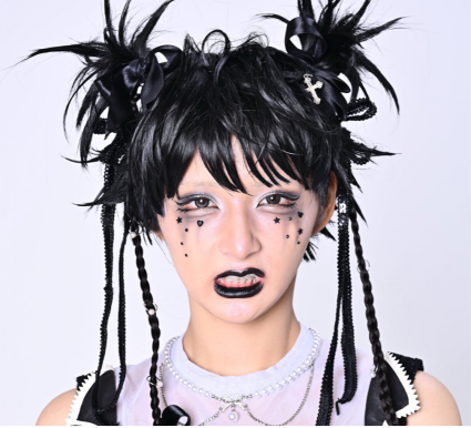 しなこ、新曲MVで黒髪に激変の衝撃 「ギャップありすぎ」の声