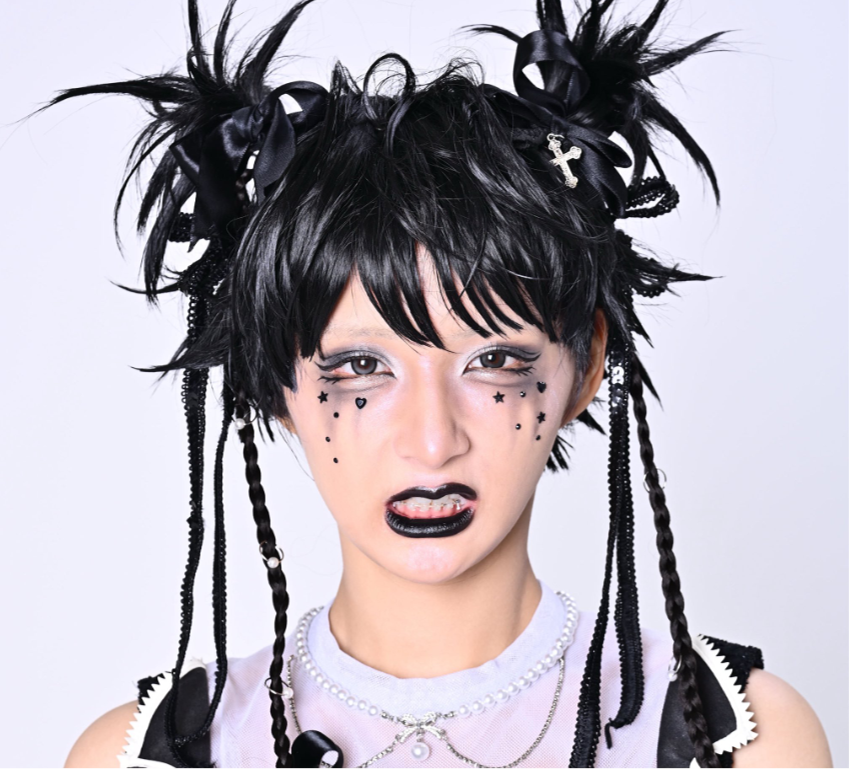 しなこ、新曲MVで黒髪に激変の衝撃 「ギャップありすぎ」の声